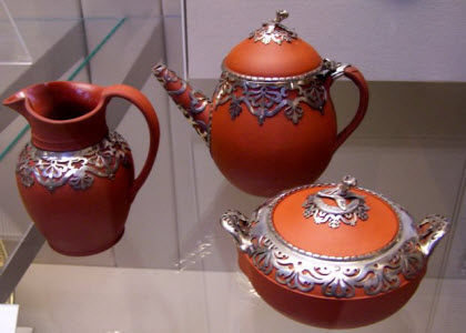 Early Victorian tea set (photo by article author)
