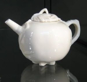 Dehua teapot with leafy branches in relief, from the British Museum’s collection (photo by Elise Nuding, all rights reserved)