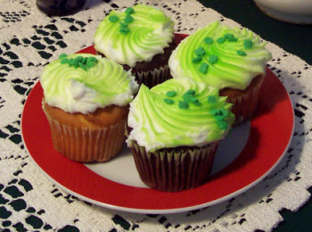 Thank goodness for green food coloring that let’s me get my “green” on with these cupcakes! (Photo by A.C. Cargill, all rights reserved)