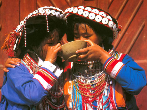  Sharing a bowl of tea. (Screen capture from site)